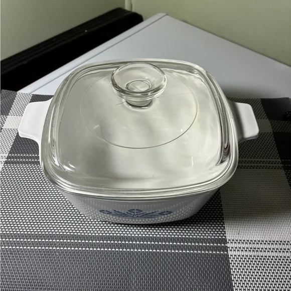 Vintage Corning Ware Cornflower" Casserole Baking Dish (1.75 quart) with lid - Picture 3 of 9